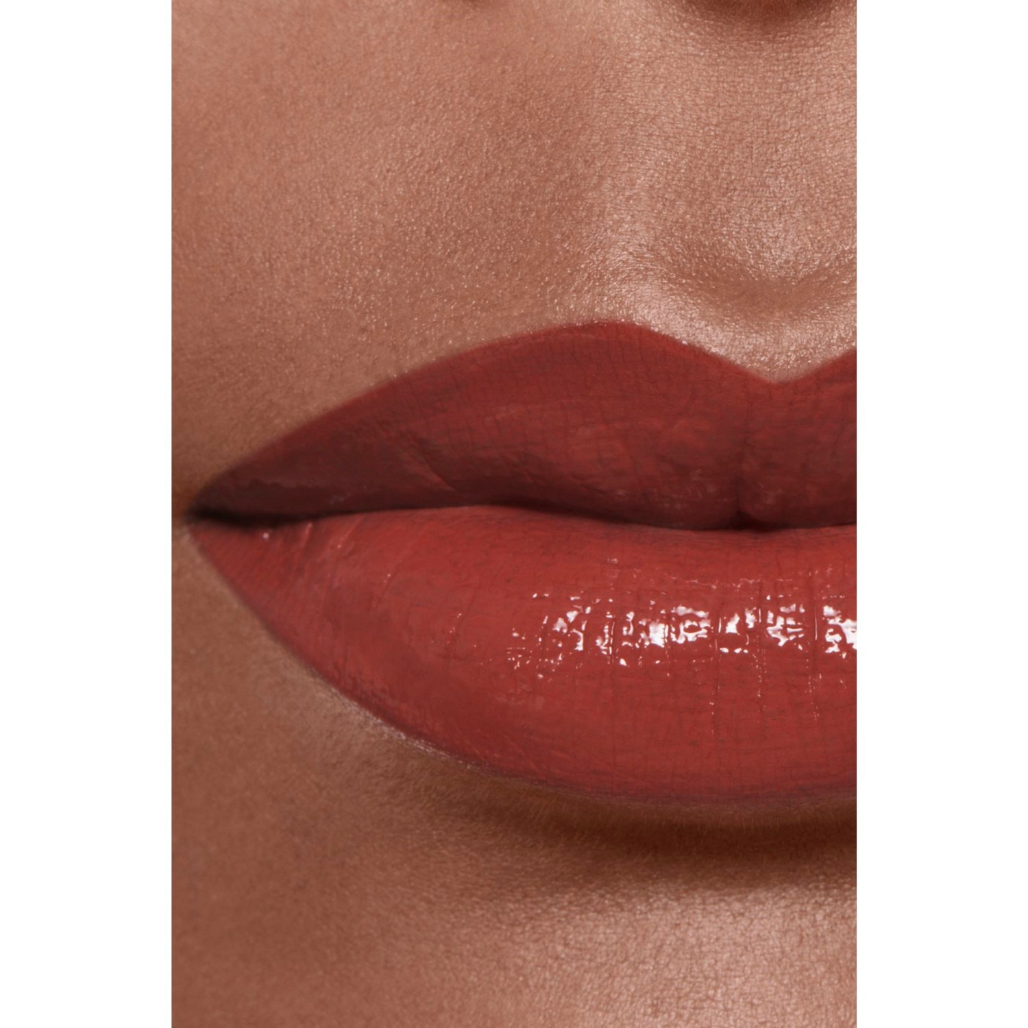 LA BARRA DE LABIOS LÍQUIDA BRILLANTE DE LARGA DURACIÓN